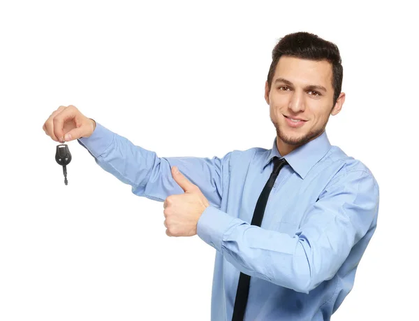 Άνθρωπος Στο Γραφείο Φθορά Κρατώντας Κλειδί Αυτοκινήτου Άσπρο Φόντο — Φωτογραφία Αρχείου