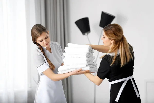 Camareira em uniforme de ensino estagiário — Fotografia de Stock