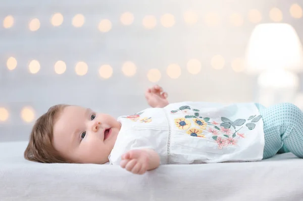Lindo bebé acostado en la cama en casa —  Fotos de Stock