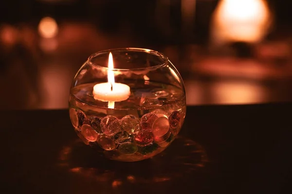 Hermoso Jarrón Cristal Con Decoración Vela Encendida Oscuridad — Foto de Stock