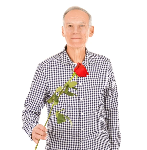 赤いバラを持つ魅力的な成熟した男 — ストック写真