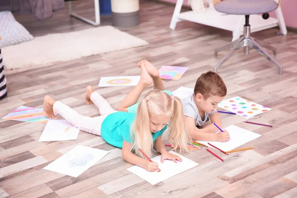 Leuke Kleine Kinderen Die Thuis Tekenen — Stockfoto