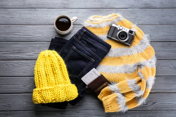 温暖的衣服与文件和照片相机在木背景 寒假概念 — 图库照片