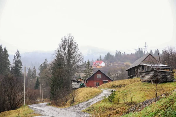 Pohled na horské vesnice — Stock fotografie