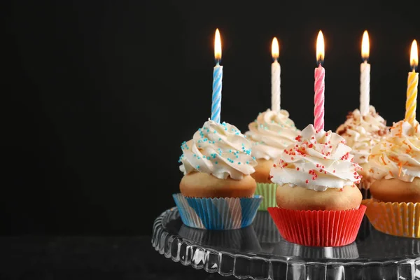 Doğum günü kek tatlı mum ile siyah arka plan üzerinde durmak — Stok fotoğraf