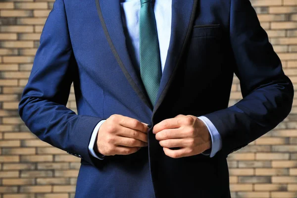 Homem Bonito Terno Elegante Contra Parede Tijolo Close — Fotografia de Stock