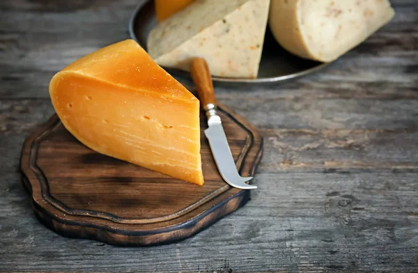 Sliced Cheese Wooden Board — Stock Photo, Image