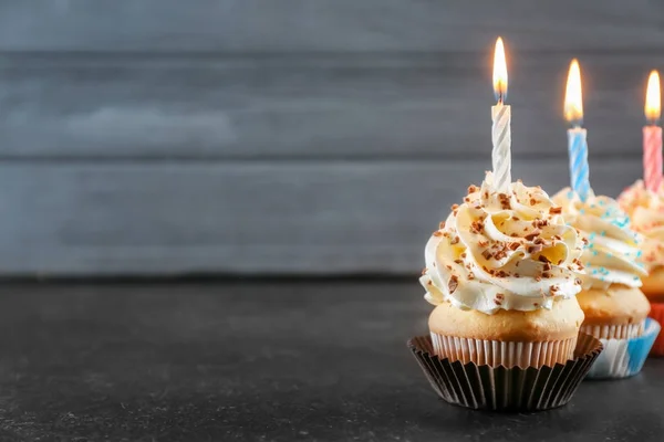 Cupcake di compleanno con candele sul tavolo — Foto Stock