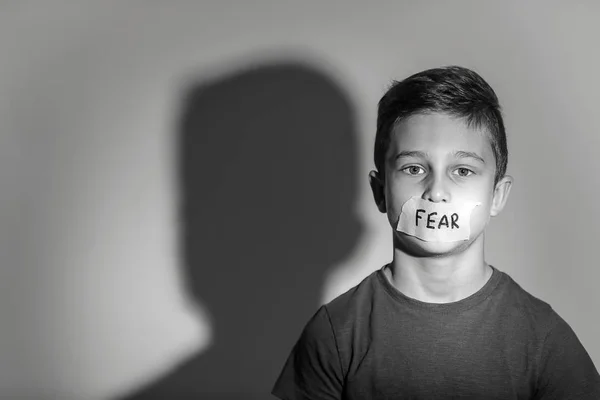 Niño Triste Con Boca Pegada Palabra Miedo Sobre Fondo Gris — Foto de Stock