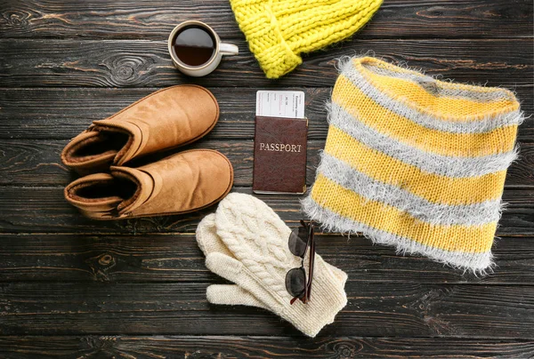 Vestiti Caldi Con Tazza Caffè Documenti Sfondo Legno Concetto Vacanza — Foto Stock