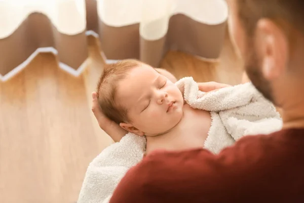 Padre con bambino carino a casa — Foto Stock