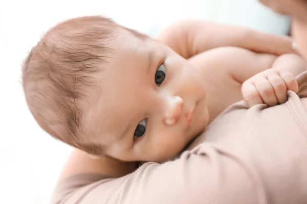 Jeune mère avec bébé mignon à la maison, gros plan — Photo