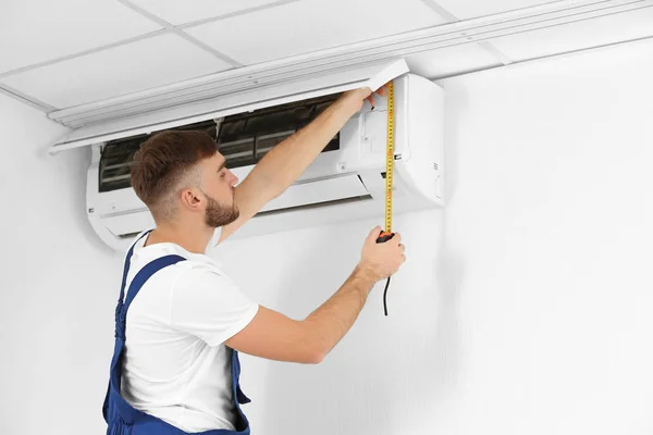 Technician measuring air conditioner — Stock Photo, Image