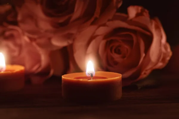 暗闇の中で蝋燭とバラを燃焼美しい — ストック写真