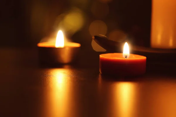 Brandende Kaarsen Tafel Duisternis — Stockfoto