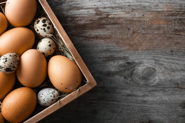 Huevos Codorniz Pollo Caja Sobre Mesa Madera — Foto de Stock