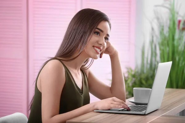 Mujer joven que trabaja con el ordenador portátil — Foto de Stock