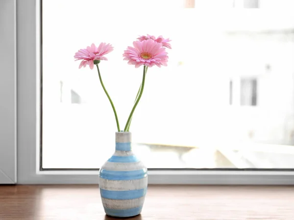 Vas Med Vackra Blommor Fönsterbrädan — Stockfoto