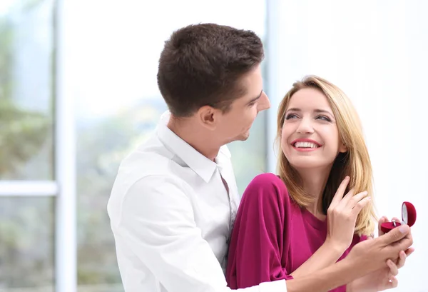 Man making proposal to woman — Stock Photo, Image