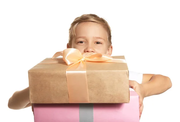 Schattige kleine jongen met cadeaus voor Mother's Day op witte achtergrond — Stockfoto