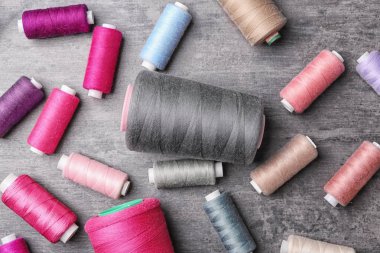 Renk dikiş ipliği gri arka planda, üstten görünüm kümesi