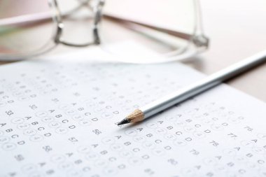 Sınav formu, kalem ve öğrencinin gözlük, portre