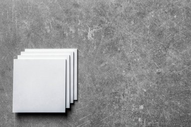 Boş resim kağıdım gri arka plan üzerinde. Tasarım için alay