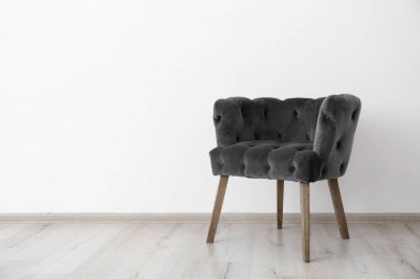 Duvarının yakınında konforlu koltuk