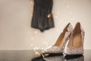 Arka plan bulanık üzerinde parlak kadın ayakkabı