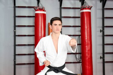 Erkek karate dersi Dojo'da