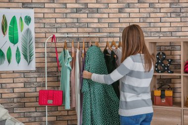 Kadın soyunma odasında kıyafet seçimi