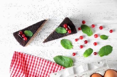 Ahşap arka plan üzerinde lezzetli çikolatalı kek parçaları ile kompozisyon