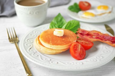 Krep, pastırma ve plaka üzerinde domates ile lezzetli breakfast