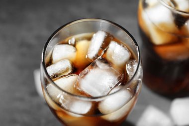 Cam üzerinde arka plan bulanık, closeup soğuk kola