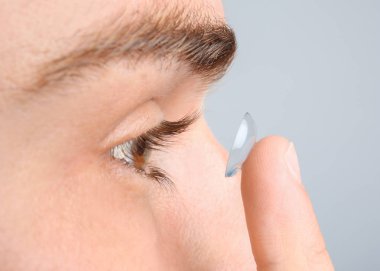 Onun gözünde, closeup koyarak Kontakt lens genç adam
