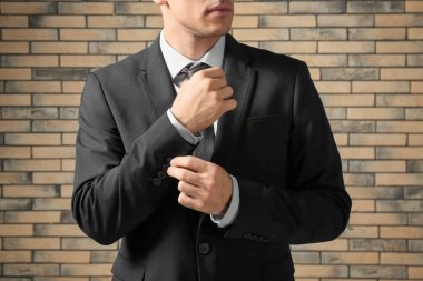 şık elbiseli yakışıklı adam