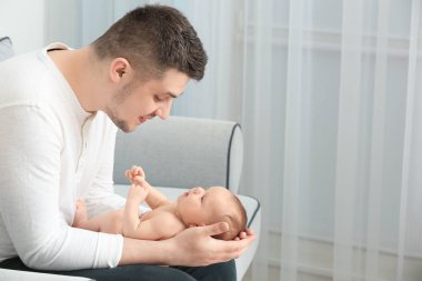 Baba evde şirin yeni doğan holding