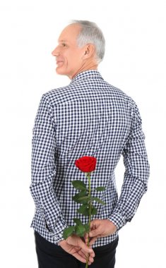 Kırmızı gül ile çekici olgun adam 