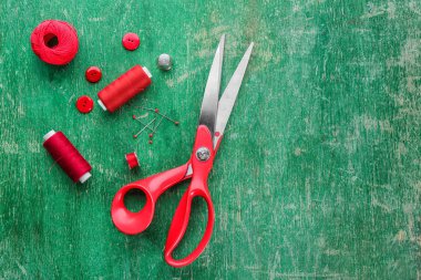 Dikiş ipliği, makas ve Aksesuar ahşap arka plan, üstten görünüm üzerinde kompozisyonu