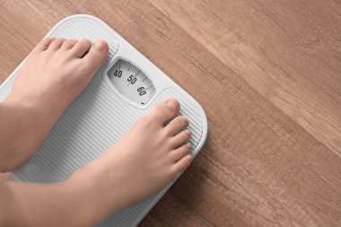 Kilolu çocuk ölçekleri kullanarak 