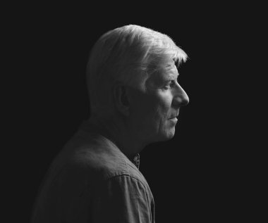 Koyu arka plan üzerinde yakışıklı olgun adam portresi