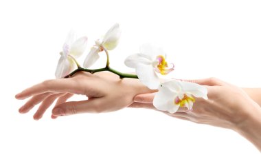 Elini dokunmak ve nemlendirici krem beyaz arka plan üzerinde etkisi duygu genç kadın