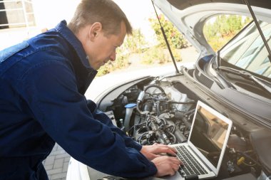 Açık havada araba tamir bilgisayar tanılama programı kullanarak otomatik mekanik