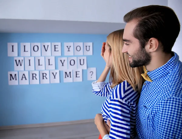Heiratsantrag an der Wand als Überraschung für seine geliebte Freundin am Verlobungstag — Stockfoto