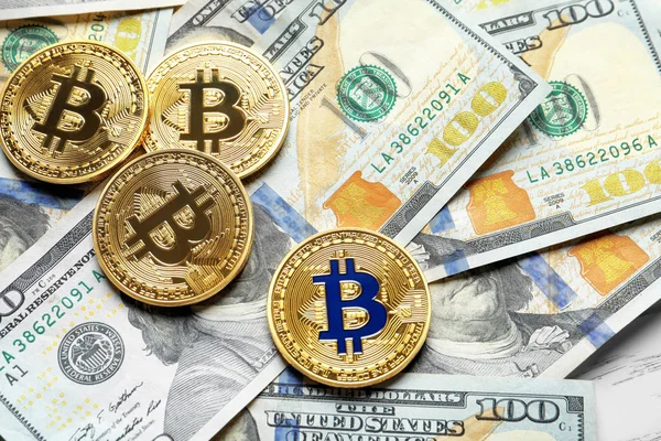 Bitcoin d'oro sulle banconote in dollari — Foto Stock