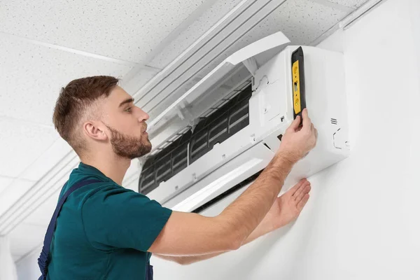 Tekniker som installerar luftkonditionering — Stockfoto