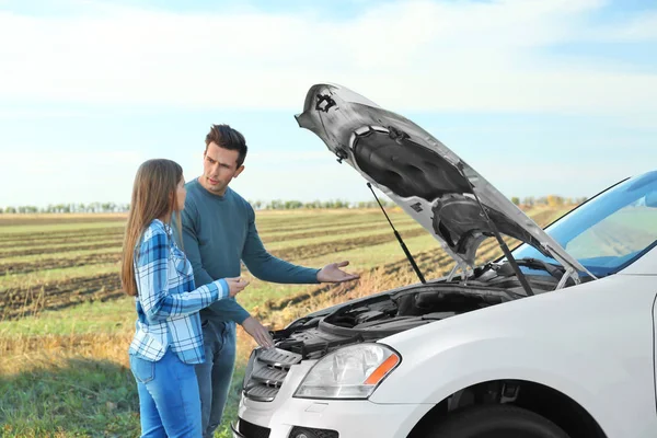 Young Couple Quarreling Broken Car Outdoors — Stock Photo, Image