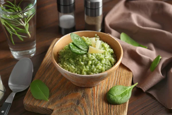 Plat Avec Risotto Aux Épinards Délicieux Sur Planche Bois — Photo