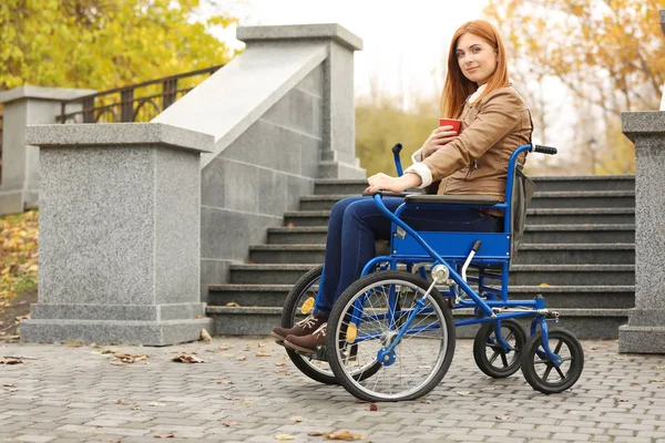 Mladá Žena Invalidním Vozíku Šálkem Kávy Venku — Stock fotografie