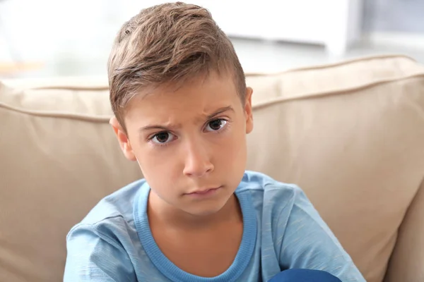 Trauriger kleiner Junge drinnen — Stockfoto